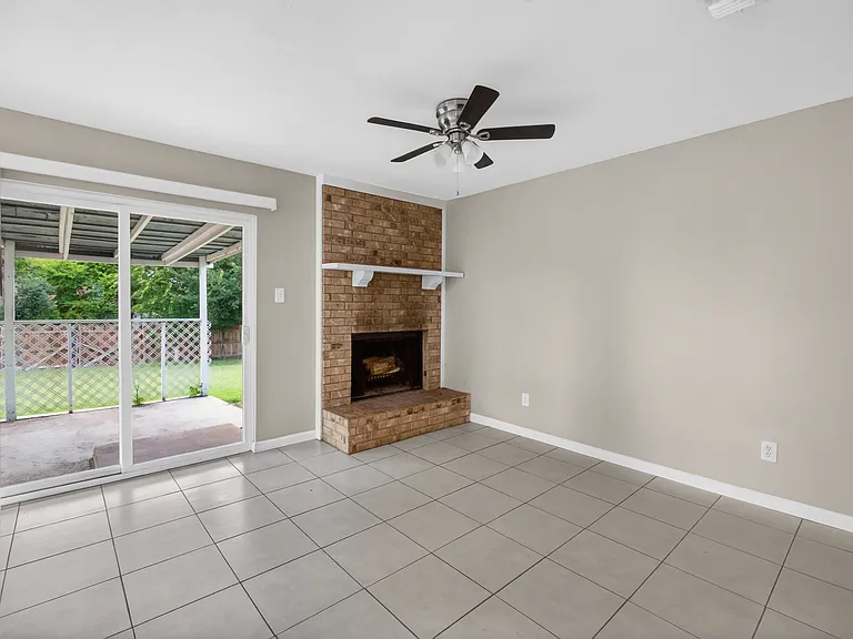 2219 Foxcroft Ln — Photo 4
