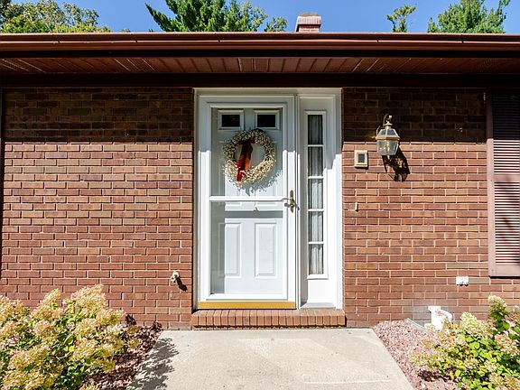 3rd image of 36 Shaker Ct