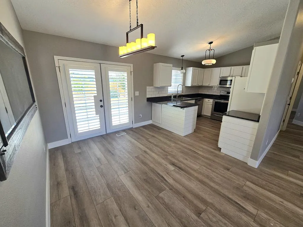 1020 N Crestley Ave — Photo 4