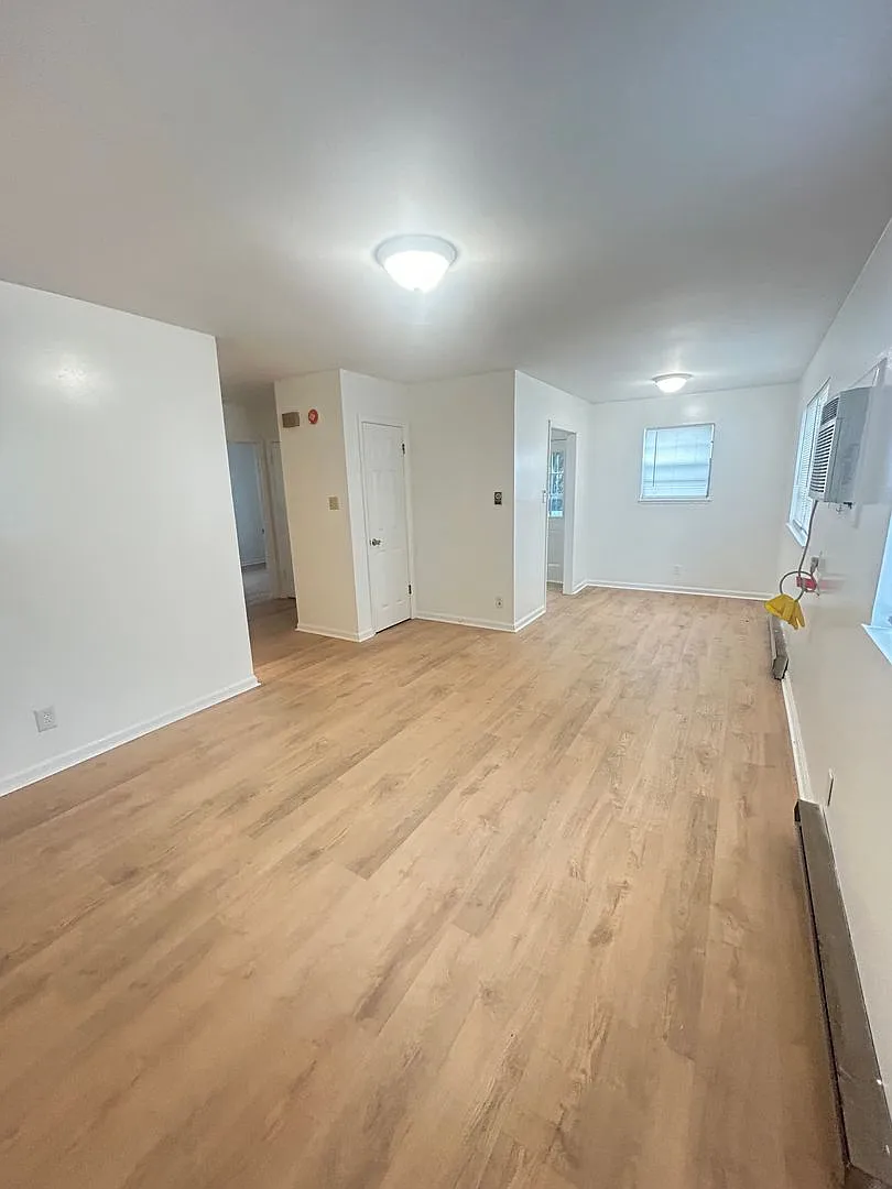 2 Bedroom Duplex Close to Downtown Durham — Photo 3