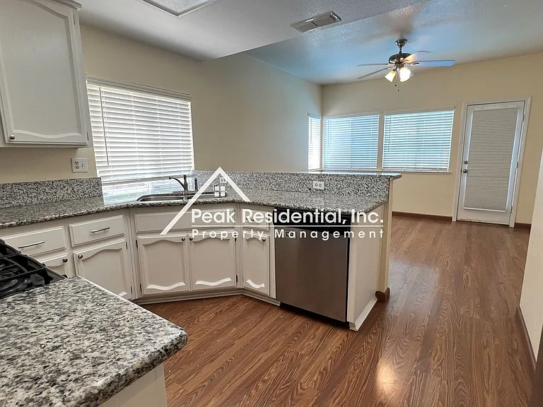 402 Harlow Ct — Photo 11