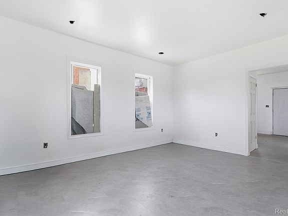 4th image of 3109 E Canfield St
