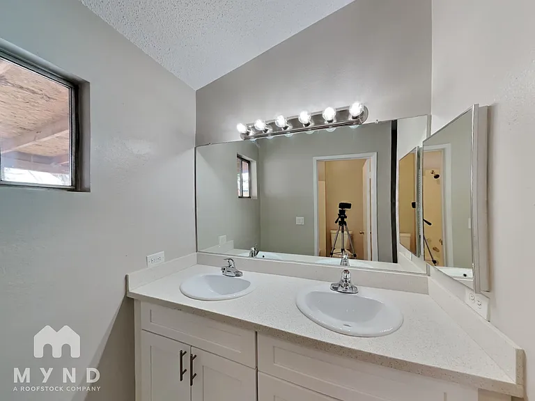 5681 Odessa Dr — Photo 15