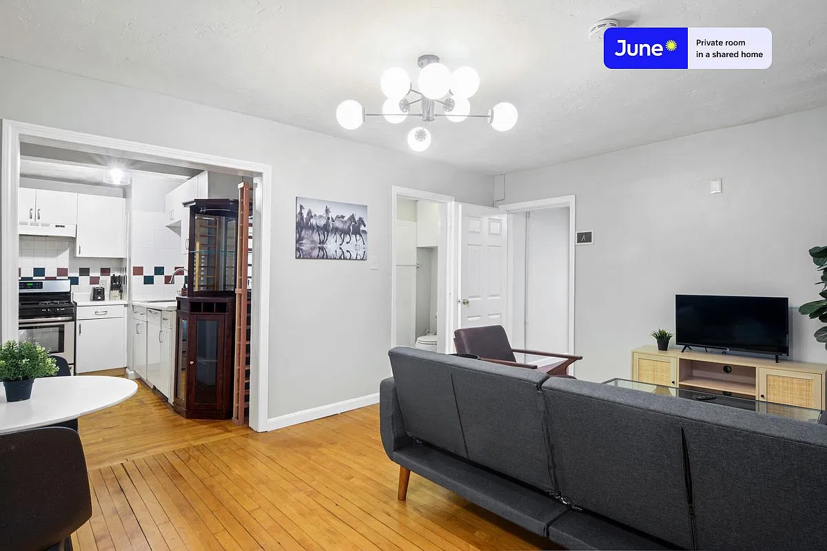 Queen bedroom in 2 bed/1.5 bath home in Newton Corner #776 B — Photo 4