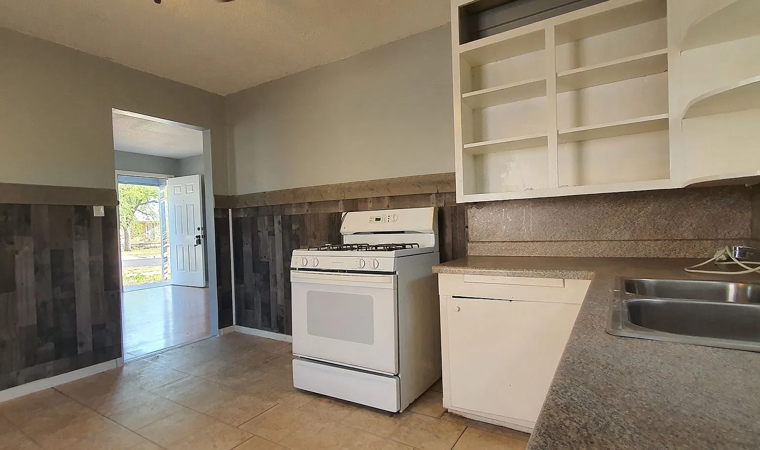 Quaint 2 bedroom 1 bath home available SOON! — Photo 4