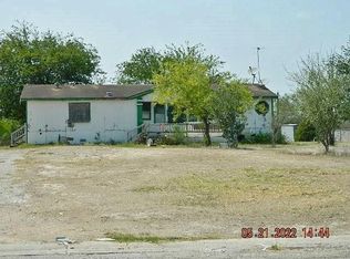 1504 Middle Rd, George West, TX 78022