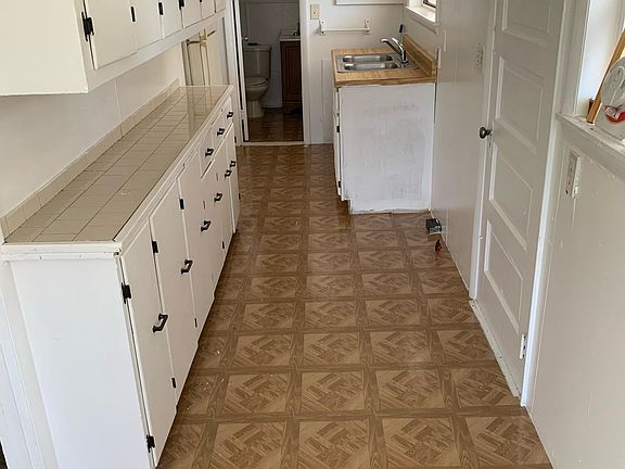 3rd image of 833 37th Ave S