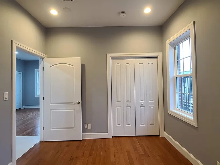 100 Griffith St #3L — Photo 8