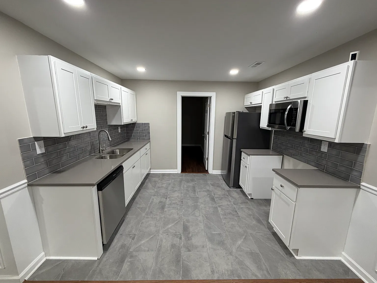 4 bed, 1081 sqft, $2,100 — Photo 2
