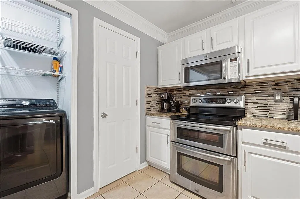 3 bed, 3.0 bath, 1560 sqft, $3,000 — Photo 2