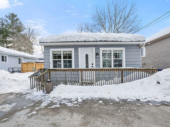 3rd image of 130 Simcoe St