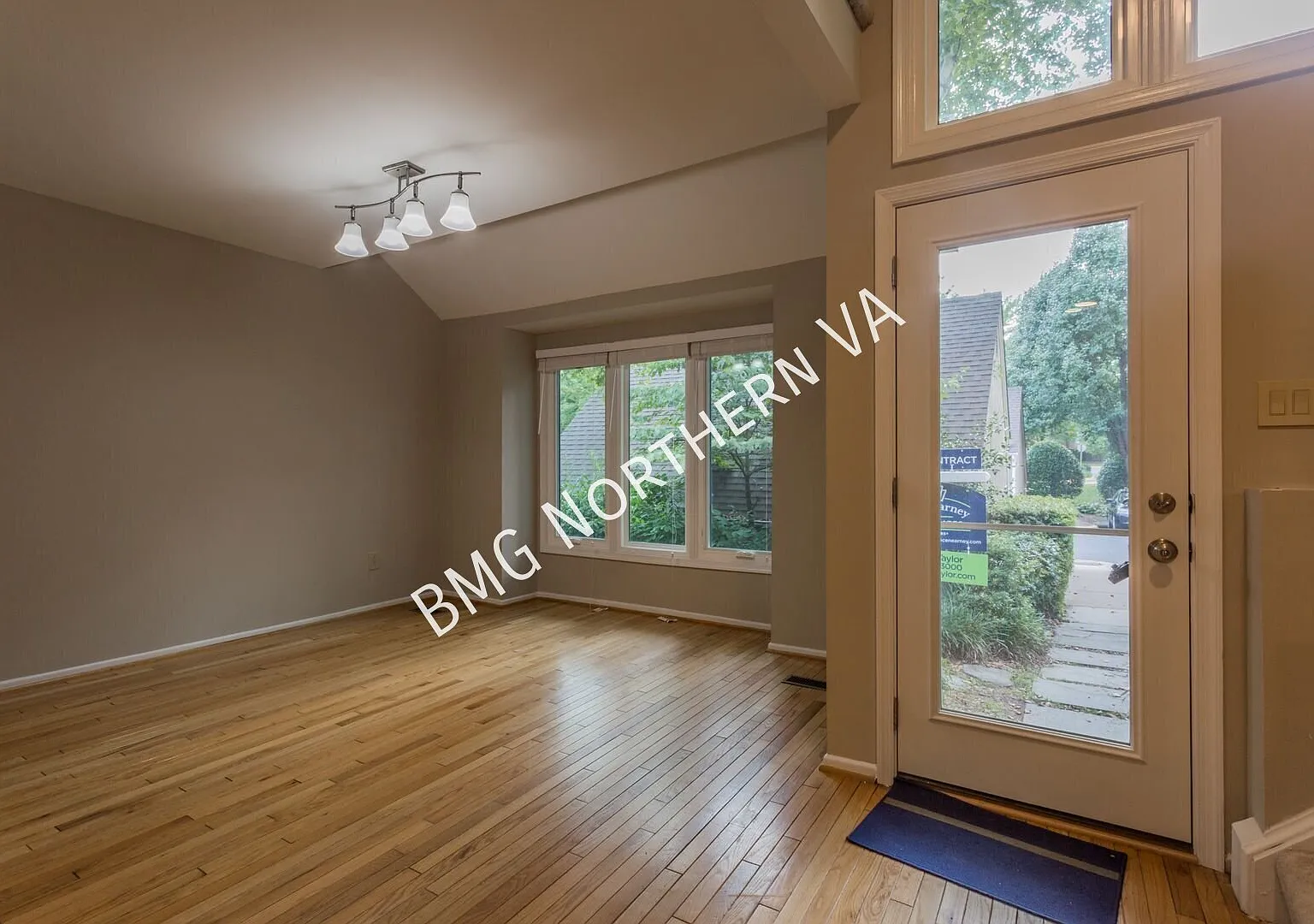 Fantastic 3BR/3.5 BA Townhome a Luxury Deck In Beautiful Fair Woods — Photo 3