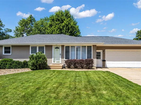 2339 Meadow Ln NE, Cedar Rapids, IA 52402
