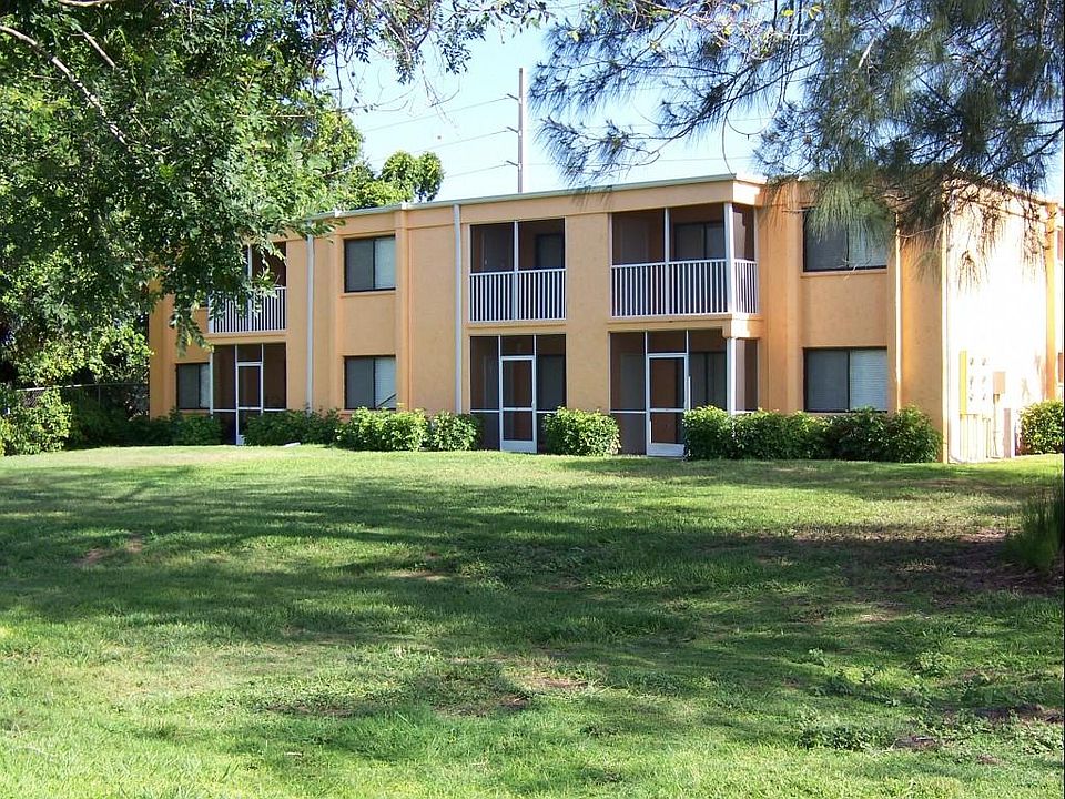 Beautiful green property, perfect for summer days!