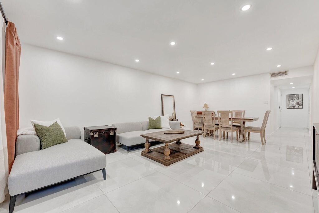 138 S Cypress Rd APT 224, photo 4