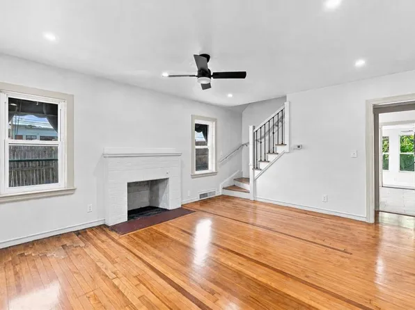 435 Auburn St, Cranston, RI 02910