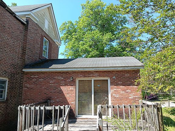 4th image of 109 Maple St