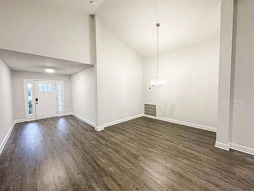 4 bed, 2200 sqft, $2,100 — Photo 3