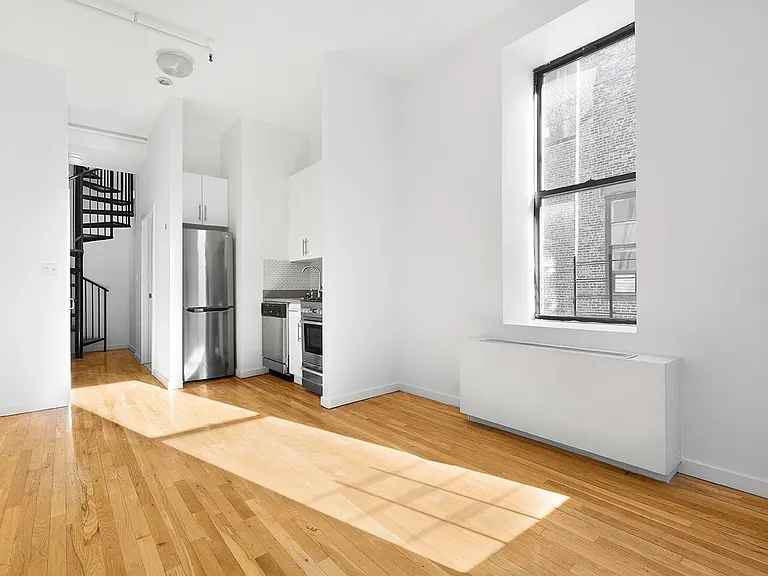 17 E 13th St — Photo 1