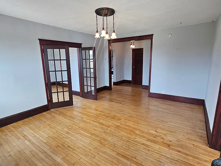 West Franklin Avenue Apartments — Photo 17