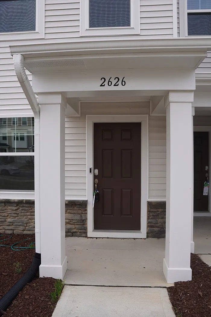 3 bed, 3.5 bath, 1786 sqft, $1,824 — Photo 2