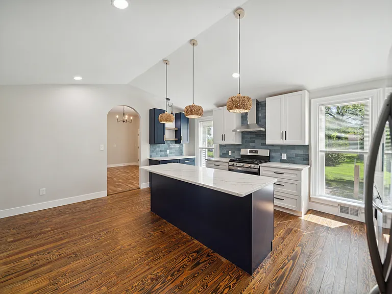 Beautiful Fully Equipped Kitchen with Large Center Island