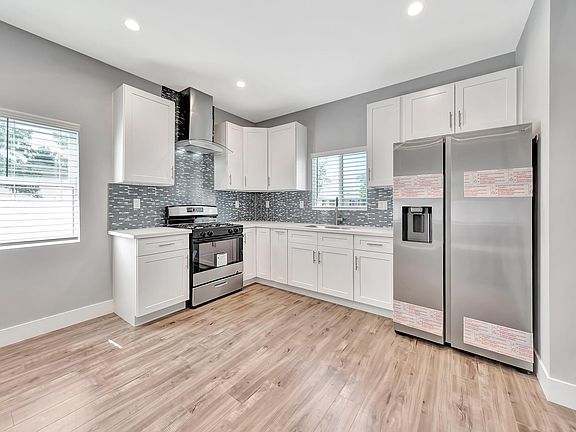 5th image of 7956 Amestoy Ave