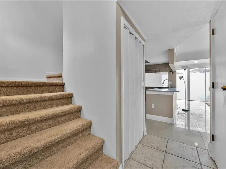 352 Caribbean Dr #MAIN — Photo 2