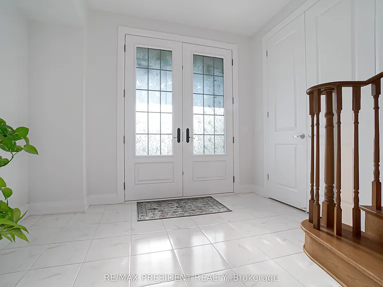 142 Prince Charles Cres — Photo 5