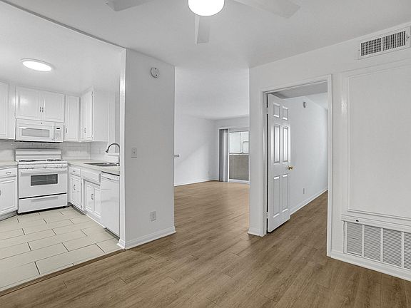 5th image of 10721 Moorpark St APT 102