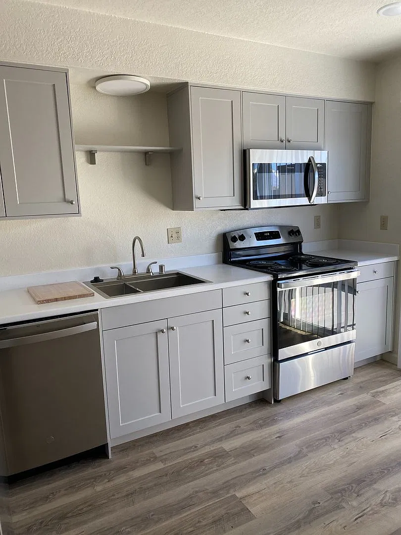 0075-Lake Court — Photo 4