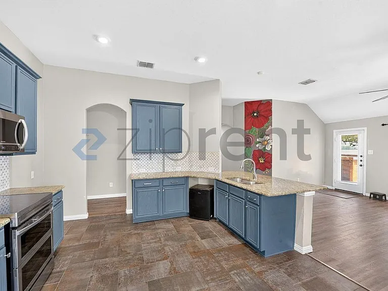 5228 Lake Grove Dr — Photo 14
