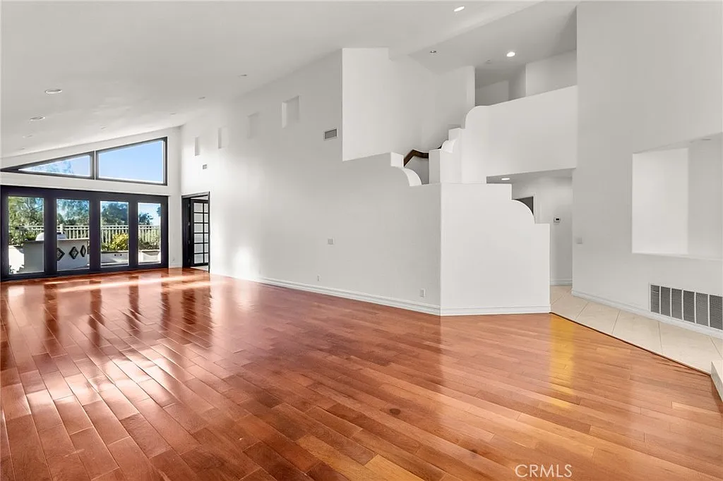 4 bed, 3572 sqft, $5,750 — Photo 4