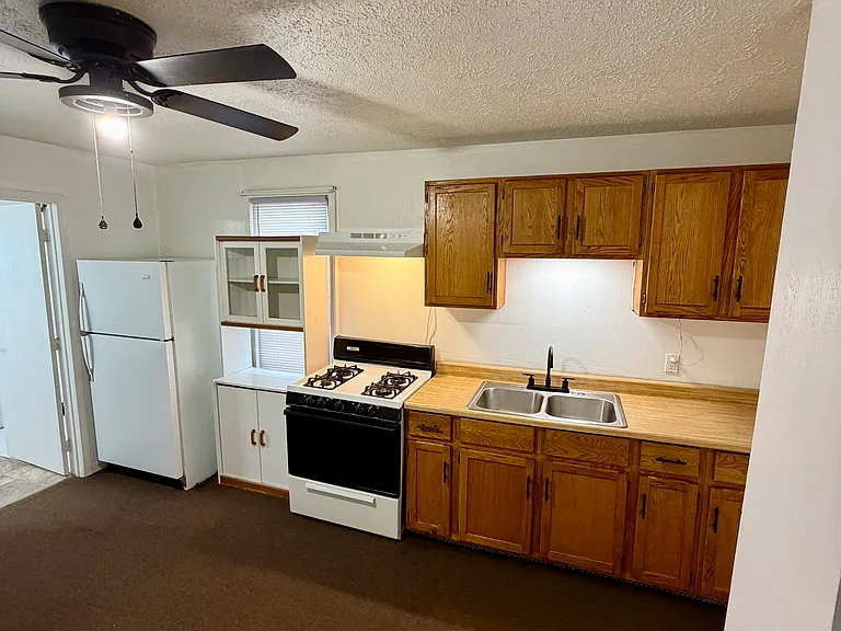 520 Knowles Ln — Photo 4