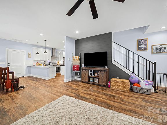 4th image of 27698 Taylor Ln
