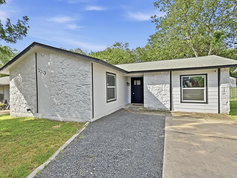 2313 Lakehurst Dr — Photo 2