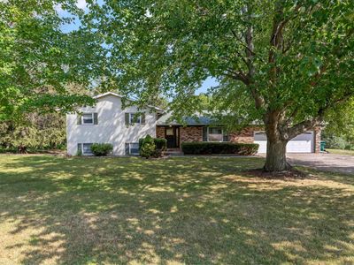 8 Elmwood Dr, Blue Grass, IA, 52726