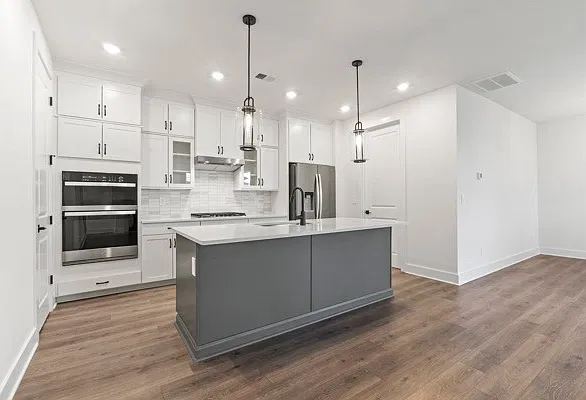 7049 Chardon St — Photo 3