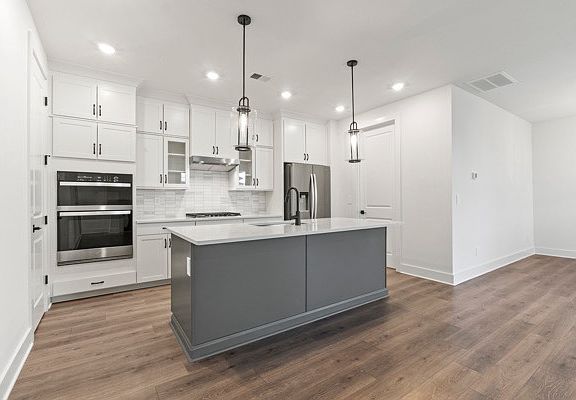 4th image of 7049 Chardon St