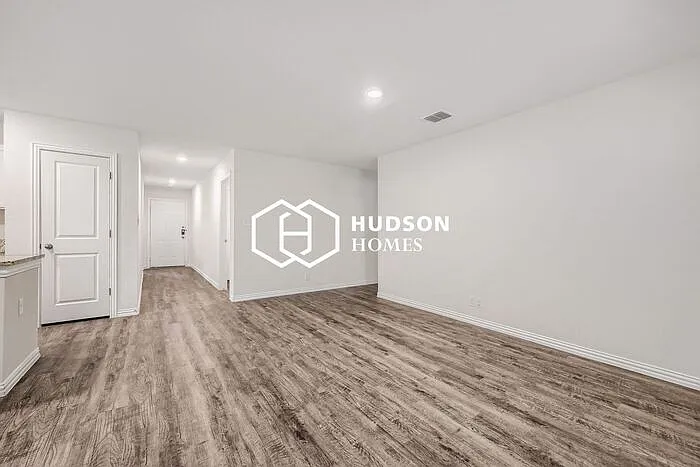 3 bed, 2.0 bath, 1298 sqft, $1,449 — Photo 3
