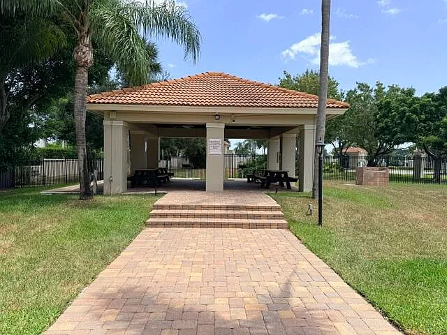 3 bed, 2.0 bath, 1461 sqft, $3,800 — Photo 3
