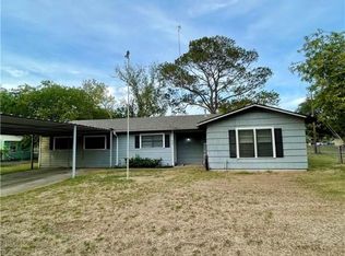 305 Dennis St, Edna, TX 77957