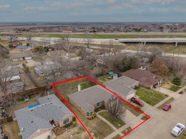 913 Green Acres Ln, Midlothian, TX 76065