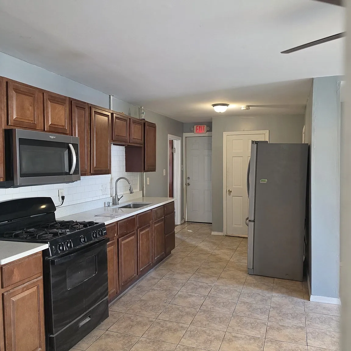 4 bed, 1.5 bath, 1200 sqft, $3,000 — Photo 3