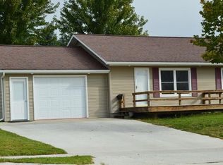 717 E 3rd St, Vinton, IA 52349