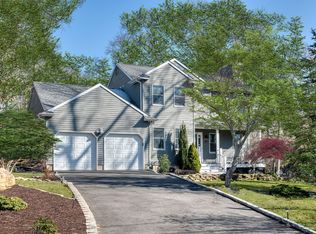 66 Knoll Rd, Southampton, NY 11968