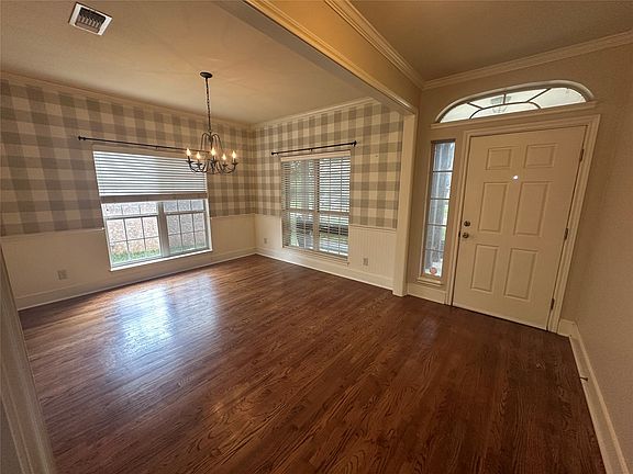 3rd image of 709 Clay Ln