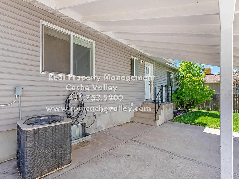 415 E 1150 N — Photo 17