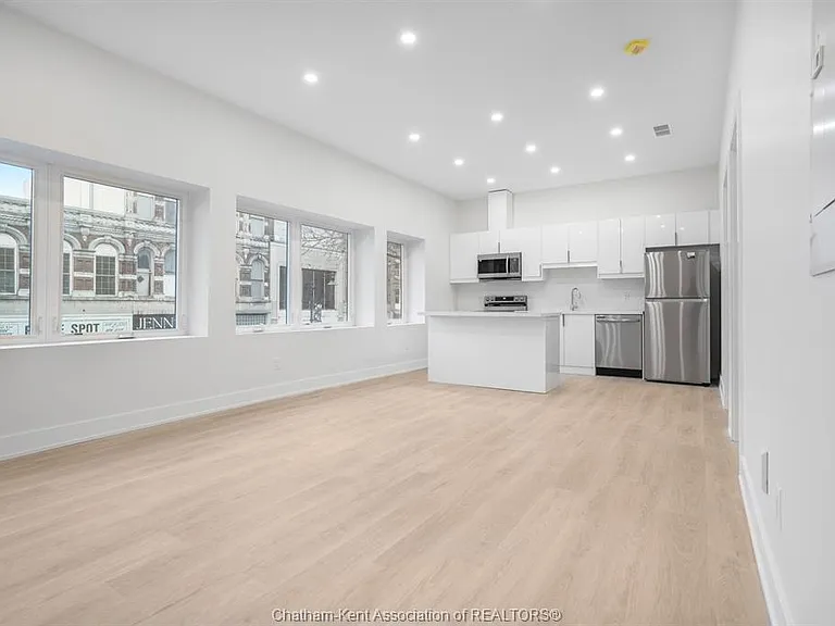 153 King St W #7 — Photo 4
