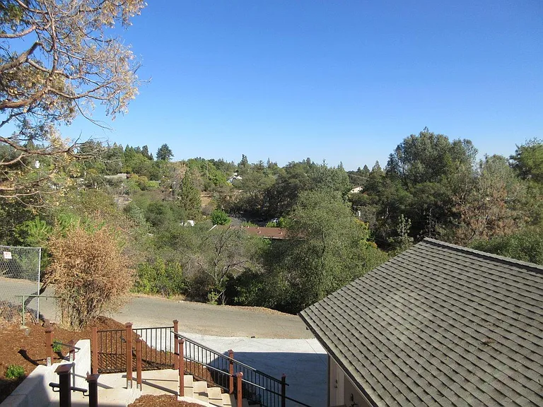 710 Landis Cir — Photo 2